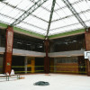 Foto que muestra el patio de un colegio con cancha de baloncesto y techo cubierto