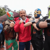 Director del IDRD, Daniel García Cañón, posa en fotografía junto a luchadores que participarán en el Festival de Verano 2026 en Bogotá