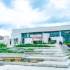Foto que muestra la fachada de un edificio blanco