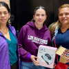 Imagen de tres mujeres posando para la foto