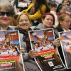 Mujeres emprendedoras mostrando un afiche de la Secretaría de Hacienda