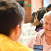 Funcionario atendiendo a una adulto mayor