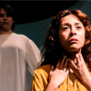 Imagen de dos mujeres en escena con cara de angustia.
