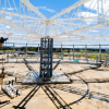 Estructura metálica de Gibraltar en construcción en Bogotá, con grúa, columnas de soporte y avances de obra de infraestructura recreativa del IDRD.