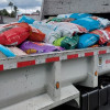 Camión de Bogotá transporta sacos de alimento para ayuda animal hacia Venezuela