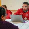 Foto que muestra una persona escribiendo en un computador 