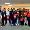 Imagen de un grupo de personas que recibió la beca de inglés