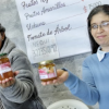 Imagen de dos mujeres mostrando unos frascos de mermelada