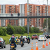 Foto que muestra vehículos andando por las calles 