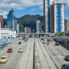Foto que muestra vehículos andando por las calles 