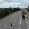 Foto que muestra vehículos andando por las calles 