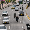 Foto que muestra vehículos andando por las calles 