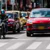 Foto que muestra vehículos andando por las calles 