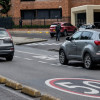 Foto que muestra vehículos andando por las calles 