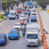 Foto de varios carros en una vía de Bogotá.