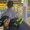 Un policía requisando a un ciudadano en una estación de TransMilenio.