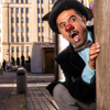 Imagen de Hombre con sombrero y nariz de payaso con corbatín asomándose por una columna de pared del Centro de Bogotá 