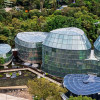Vista aérea del Tropicario del Jardín Botánico de Bogotá con módulos de vidrio rodeados de vegetación abundante