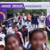 Visitantes recorren el sendero de Monserrate en Bogotá entre zonas verdes y barandas de madera, junto a un pórtico con el texto: “Gracias por visitar el sendero de Monserrate”.
