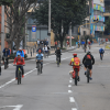Ciclistas recorren una avenida de Bogotá durante la Ciclovía, utilizando los carriles habilitados para bicicletas.