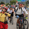 Ciclistas recorren la Ciclovía de Bogotá junto a Guardianes de la Ciclovía del IDRD durante una jornada recreativa con actividades deportivas, señalización vial y espacios para la movilidad activa.