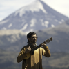 Imagen de Facundo Salgado tocando guitarra con un fondo de la cordillera de los Andes