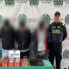 Foto de tres capturados junto a policías