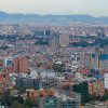 Vista panorámica de Bogotá con edificaciones residenciales y comerciales, cerros orientales al fondo y paisaje urbano.