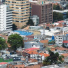Vista aérea de barrio residencial de Bogotá con edificaciones, zonas verdes y vías urbanas.