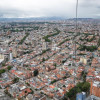 Vista aérea de Bogotá con amplia zona residencial, avenidas principales y numerosos edificios de baja y mediana altura, bajo cielo nublado con cerros visibles al fondo