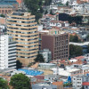Vista aérea de barrio bogotano con edificios residenciales densos y calles arboladas