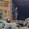 Foto que muestra personas recolectando llantas y colocandolas en un camión 