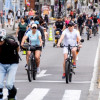 Personas en bicicleta y peatones comparten ciclovía de Bogotá durante jornada dominical
