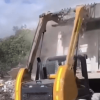 Foto que muestra un tractor recolectando basuras en una volqueta 