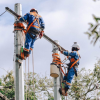 Foto que muestra dos personas con el uniforme de Enel Colombia 