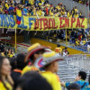 Estadio El Campín con un trapo que dice "Vivamos el fútbol en paz".