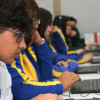Foto que muestra estudiantes en un salón de clases 