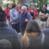 Foto que muestra un grupo de personas reunidas y hablando 