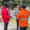 Foto que muestra tres personas hablando 