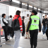 Personal de TransMilenio y gestores de Convivencia supervisando la seguridad en una estación de TransMilenio.