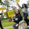 Imagen de un hombre y dos mujeres con carteles del Festival Reverso 2025