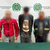 Tres personas capturadas por hurto de mármol, en medio de dos policías.