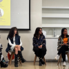 Foto de 4 mujeres hablando mientras estan sentadas 