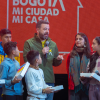 Imagen del alcalde Galán hablando junto a niños y niñas