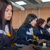 Foto que muestra estudiantes escribiendo en computador 
