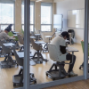 Foto que muestra estudiantes sentados en escritorios dentro de un salón 