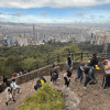 Personas recorren el sendero de Monserrate en Bogotá y descansan en mirador panorámico con vista al centro de la ciudad