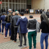 Foto que muestra personas haciendo fila 