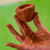 Foto de una mano haciendo una figura con arcilla