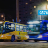 Foto de dos buses de TransMilenio en una vía de Bogotá